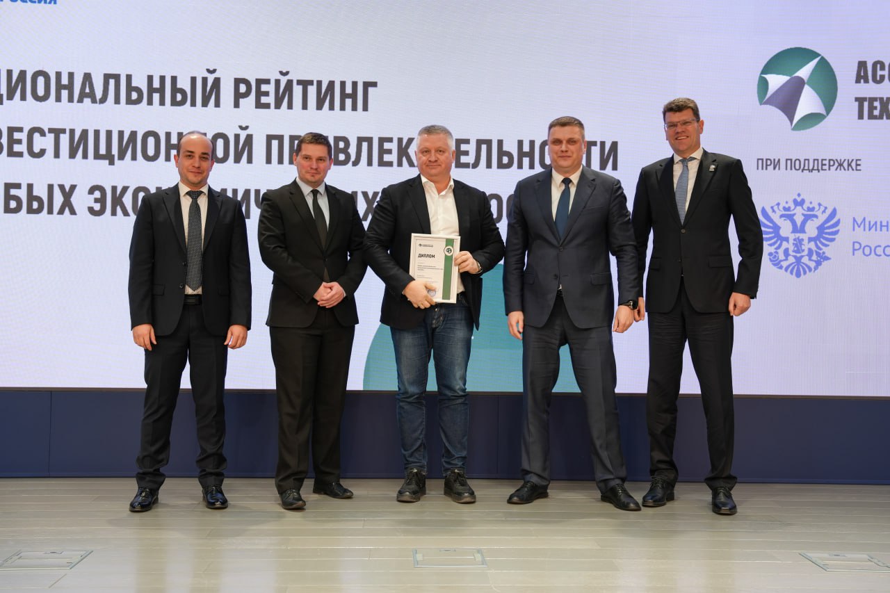 ОЭЗ Кулибин поднялась на четвертое место в нацрейтинге инвестиционной привлекательности особых экономических зон России Рейтинг подготовила Ассоциация кластеров технопарков и ОЭЗ России при поддержке Министерства экономического развития РФ Нижегородская область уделяет значительное внимание работе с инвесторами в том числе развивает преференциальные территории Один из наших флагманов ОЭЗ Кулибин привлекает все больше инвесторов Спрос настолько велик что за пять лет существования площадки было принято решение уже о втором расширении в ноябре правительство РФ одобрило включение в ее состав территории в городе Бор общей площадью более 117 гектаров сказал губернатор Нижегородской области Глеб Никитин Экспертный совет особой экономической зоны одобрил проекты с общим объемом инвестиций более 167 миллиардов рублей Сейчас в портфеле ОЭЗ проекты реализующиеся в самых разных сферах от химии до товаров народного потребления Также ОЭЗ Кулибин отмечена в специальной номинации Комфортная экосистема Экосистема создаваемая на территории ОЭЗ Кулибин направлена на обеспечение комфортных условий не только для производственной деятельности но и для научных разработок Так близится к завершению создание Технопарка Н20 а на государственной площадке ведется строительство всей необходимой для реализации инвестпроектов инженерной инфраструктуры Корпорация развития продолжит работу по повышению инвестиционной привлекательности площадки отметил гендиректор Корпорации развития Нижегородской области Игорь Ищенко