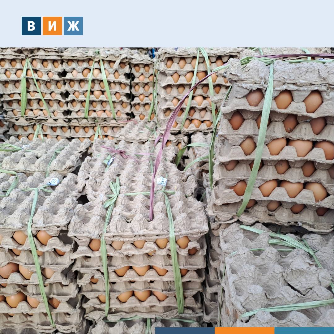 Уголовное дело из за поддельных ВСД на яйца возбудили в Челябинской области Инцидент произошел 6 ноября в пункте пропуска Николаевка на границе региона с Казахстаном  При документарной проверке груза 46 8 тыс яиц направлявшихся из Челябинска в Рудный инспекторы Россельхознадзора выявили признаки подделки ветсертификата нечитаемый QR код неверный буквенно цифровой номер несоответствие данных в системе Меркурий Кроме того продукция была обезличена на коробках отсутствовали маркировочные этикетки По данным Россельхознадзора перевозчиком оказался гражданин Казахстана В отношении него возбуждено уголовное дело за использование поддельных документов Также рассматривается вопрос о привлечении его к административной ответственности за нарушение ветеринарно санитарных правил перевозки продукции животного происхождения vetandlife Наши каналы