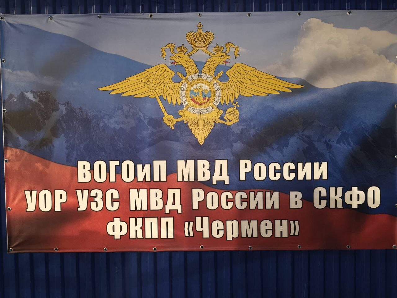 Сотрудники ГУ МВД России по СКФО на ФКПП «Чермен» обнаружили в салоне иномарки анаболические стероиды, свободный оборот которых запрещен на территории России Полицейские остановили на посту автомобиль иностранного производства под управлением, как показала проверка документов, ранее судимого за незаконный оборот наркотиков и оружия 45-летнего жителя Ингушетии. В ходе проверочных мероприятий с применением служебно-розыскной собаки стражи правопорядка обнаружили в перчаточном ящике транспортного средства подозрительные таблетки. Проведенное в дальнейшем исследование установило, что в изъятом содержится сильнодействующее вещество из разряда анаболических стероидов, свободный оборот которых запрещен на территории Российской Федерации. По данному факту возбуждено уголовное дело по ч. 3 ст. 234 УК РФ. Следствию предстоит установить лиц, причастных к противоправной деятельности.