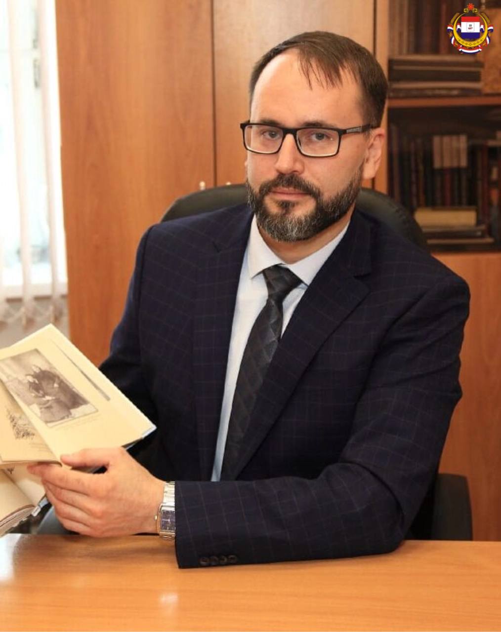 Уже на следующей неделе Глава региона Артём Здунов обратится с Посланием к Госсобранию Мордовии Директор Мордовского республиканского объединённого краеведческого музея имени И Д Воронина Дмитрий Фролов считает ежегодное Послание Главы Республики Мордовия одним из важнейших программных документов для нашего региона Вопросы которые будут затронуты в ходе Послания касаются будущего Республики и будущего каждого из нас И это грядущее невозможно представить без развития сферы культуры и сохранения исторической памяти Президент В В Путин объявил 2026 й Годом единства народов России Для Мордовии как для многонационального региона это исключительно важно Будем ждать в Послании освещение этих и иных тезисов лидера страны а также разделов посвящённых сфере культуры например о готовящихся мероприятиях способствующих консолидации общества сохранению исторической памяти поддержке участников СВО Ведь всё это задачи стоящие и перед нашим музеем отметил Дмитрий Фролов ПосланиеГлавы