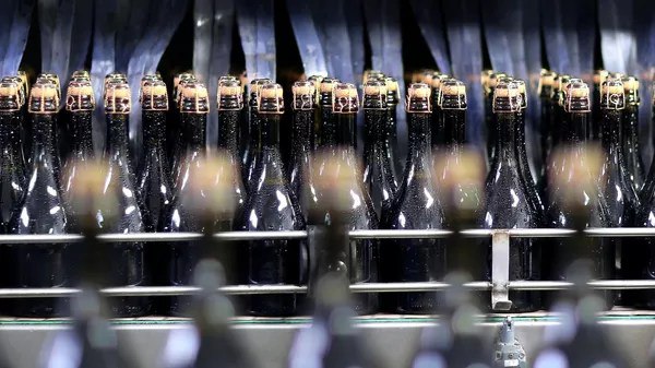 Россия с начала года экспортировала более 600 тонн игристых вин в Китай на сумму почти 900 тысяч долларов обновив свой рекорд сообщил Федеральный центр Агроэкспорт