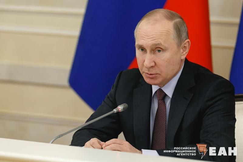 Владимира Путина сегодня ждут в Магнитогорске Глава государства должен приехать в Челябинскую область во второй половине дня, пишет сайт «Верстов. Инфо». Владимиру Путину покажут новую коксовую батарею № 12. Также президент примет участие в официальном запуске цеха машиностроительной продукции и пообщается с работниками ПАО «ММК». Кроме того, глава государства проведет рабочую встречу с губернатором Челябинской области и посетит парк «Притяжение». Издание сообщает, что со вчерашнего дня все правоохранители перешли на усиленный режим работы. На дороге из аэропорта в город выстроились полицейские посты.