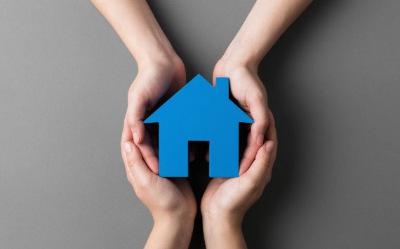 Правительство может принять законопроект об изменении семейной ипотеки уже в январе 2026 года   globalmsk ru news id 77815 Анатолий Аксаков председатель комитета Госдумы по финансовому рынку сообщил о том что уже в начале следующего года правительство намерено рассмотреть законодательную инициативу согласно которой процентные ставки по семейной ипотеке станут дифференцированными Эксперты рассказали как это отразится на жизни обычных граждан По словам аналитиков установление ставок в зависимости от количества детей в семье способно привести к весьма опасным последствиям как для заемщиков так и для всего отечественного рынка На данный момент субсидирование этой льготной ипотеки требует значительных денежных средств поэтому предложенная инициатива отчасти направлена на уменьшение расходов федерального бюджета При этом важно понимать что эта мера является целенаправленным стимулированием рождаемости в России Ее основная задача заключается в том чтобы перераспределить доступность жилья в