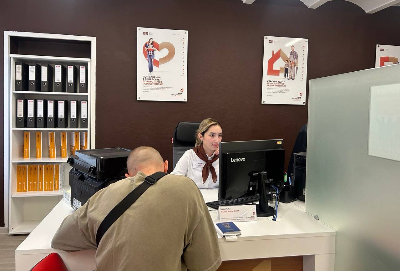 Свыше 3 5 тысяч домодедовцев воспользовались региональными мерами поддержки для участников СВО и их семей В администрации округа на совещании с Губернатором Андреем Воробьёвым обсудили оказание помощи военнослужащим В Московской области помимо 41 федеральной меры поддержки действует 36 региональных У нас сложилась система алгоритмы настроенные на заботу чуткое и внимательное сопровождение каждого бойца и каждой семьи Реабилитация оформление документов трудоустройство ветеранов льготы для детей всё это должно предоставляться максимально быстро чётко в комфортном для заявителя режиме подчёркивает Губернатор Московской области член бюро высшего совета партии Единая Россия Андрей Юрьевич Воробьёв В прошлом году в регионе запустили ряд новых мер Героям РФ или бойцам награжденным орденами за заслуги в СВО положена выплата 500 тысяч рублей взамен земельного участка Заключено соглашение с Военно социальным центром ВСЦ Теперь подать заявления по вопросам ВСЦ можно в МФЦ там доступны 17 услуг Миноборны С сентября реализуется цифровая комплексная услуга Защитники Отечества   uslugi mosreg ru services 23083 По одному заявлению можно дистанционно получить 17 мер поддержки В Московской области работают 3 крупных центра реабилитации Ясенки в Подольске Центр имени А И Мещерякова в Сергиевом Посаде Протэкс центр в Коломне Оказываем содействие в получении путёвок на реабилитацию Еще одно направление переобучение и трудоустройство участников СВО Совместно с Ассоциацией ветеранов СВО для бойцов и членов их семей проводятся профтуры на предприятия  Подробная информация о мерах поддержки участников СВО и их семей на портале Госуслуги   uslugi mosreg ru svo Работает также горячая линия 122 добавочный 6 Подписывайся на наш канал в MAX