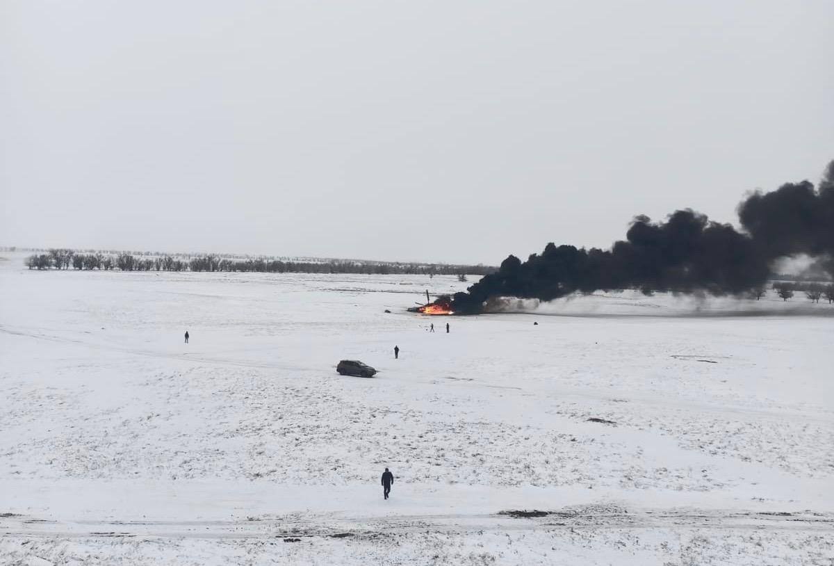 В Актюбинской области  село Сарыжар  упал вертолет Минобороны МИ-8. На борту были трое. Один человек погиб, двоих доставили в больницу Актобе. Причины выясняются.  Фотография распространяется в соцсетях, проверяем достоверность.