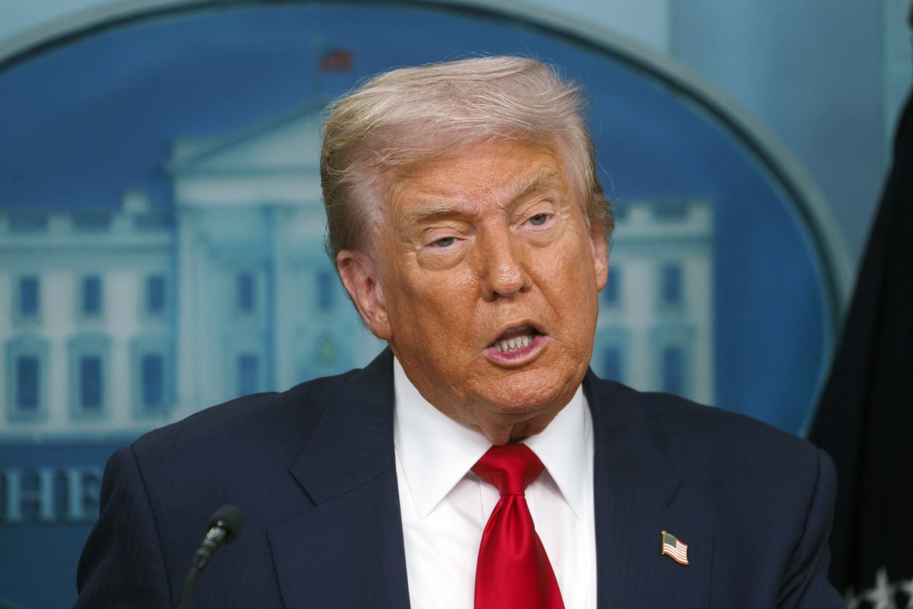 Администрация Дональда Трампа столкнулась с острым дефицитом экспертов по России накануне предстоящих переговоров с Владимиром Путиным, сообщает Financial Times. Во втором сроке Трамп сделал ставку на лояльность сотрудников, а не на их опыт, одновременно проводя масштабные сокращения в госаппарате.  Как пишет газета, предварительные переговоры с Москвой были поручены Стиву Уиткоффу, не имеющему опыта во внешней политике, в то время как карьерные дипломаты и эксперты были отстранены от работы.  «Можно с уверенностью сказать, что у Трампа нет ни одного политического деятеля, который знал бы Россию и Украину и мог бы ему дать совет», — заявил бывший посол США в Болгарии Эрик Рубин.  Особую озабоченность вызывает отсутствие традиционной подготовки к саммиту, отмечает FT. Совет национальной безопасности, который обычно координирует такие встречи, был существенно сокращен. Ситуация усугубляется массовыми сокращениями в Госдепартаменте, где были уволены в том числе аналитики по России и Украине.  Фото: Will Oliver - Pool via CNP/Consolidated News Photos/Global Look Press     Самые важные новости — в телеграм-канале РБК