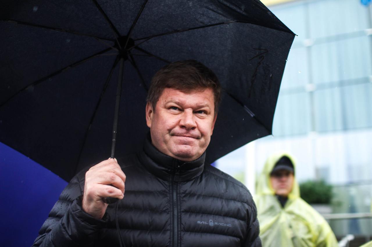 Федерация лыжных гонок Московской области не рассмотрит членство Губерниева Спортивного комментатора Дмитрия Губерниева не включили в список претендентов на членство в Федерации лыжных гонок Московской области. Как пишет ТАСС, членство в этой организации дало бы ему возможность выдвигаться в президенты Федерации лыжных гонок России. В апреле Губерниев заявил о намерении получить членство в подмосковной федерации, чтобы затем участвовать в выборах президента ФЛГР. На тематической конференции его не было, как и в списке кандидатов. Выборы главы Федерации лыжных гонок России предстоит провести в течение полугода после окончания ОИ-2026 в Италии. В беседе с ТАСС глава подмосковной федерации Татьяна Аникеева объяснила, что Губерниев не подал соответствующее заявление, поэтому вопрос о предоставлении членства не рассматривался. «Свое желание он изъявил только в Telegram-канале. Если бы он выдвинулся, я бы проголосовала «за», но за всю конференцию говорить не могу. Отмечу, что его включение прибавило бы медийности и помогло привлечь спонсоров», — отметила Аникеева.