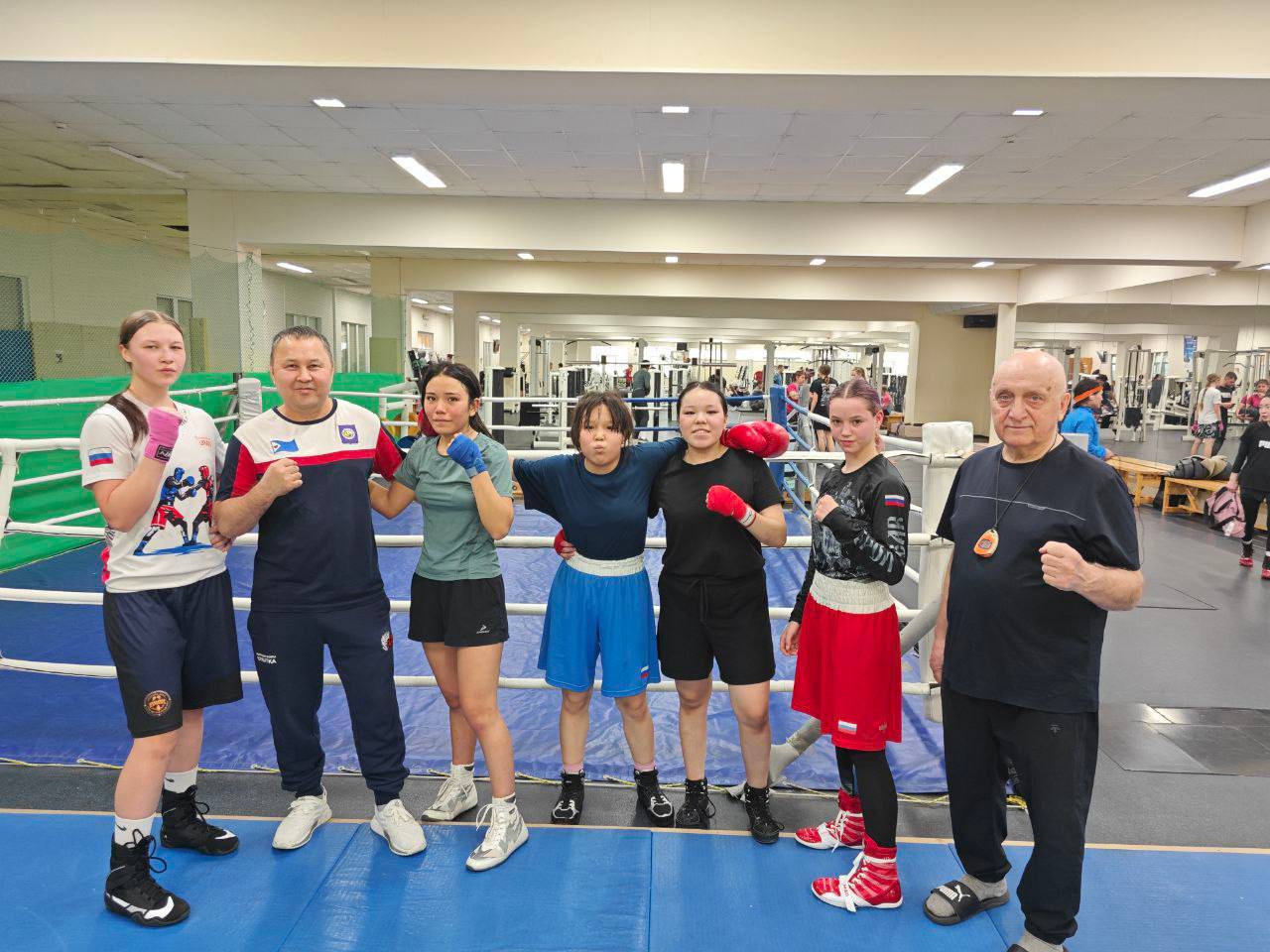 Первенство ДФО по боксу финальная подготовка Спортсменки Окружной спортивной школы провели тренировку на базе Училища олимпийского резерва во Владивостоке Зарядились атмосферой высших достижений и отработали ключевые моменты Уже 10 февраля стартует Первенство Дальнего Востока среди девушек Наши спортсменки выходят на ринг чтобы побороться за победу Желаем нашим уверенности силы духа и ярких побед Верим в вас
