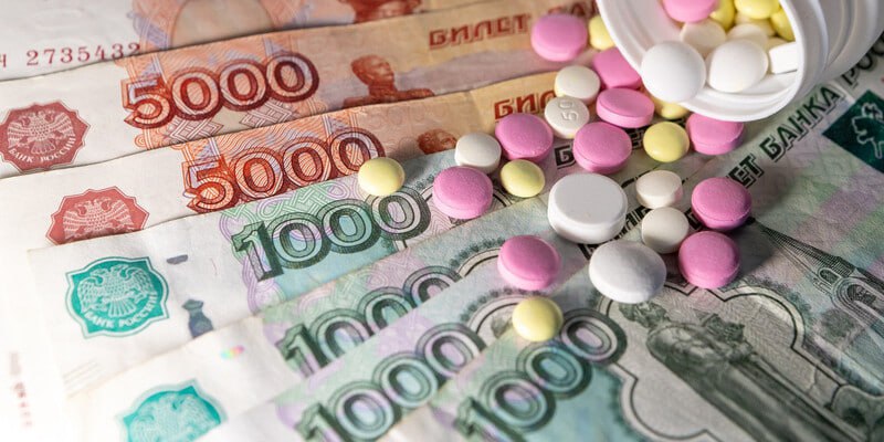 В России существует широкая линейка налоговых вычетов, позволяющая в том числе вернуть часть ранее уплаченных средств на лечение. Как поясняют эксперты, получить вычет можно за оплату своего лечения, а также родителей, детей, супругов. Вернуть средства можно как за покупку лекарств, так и за страховые взносы по полису ДМС. Максимальный совокупный размер учитываемых расходов за минусом расходов на обучение детей налогоплательщика и расходов на дорогостоящее лечение составляет 150 000 рублей. Если гражданин потратил эту сумму, то вернуть он сможет 19 500 рублей.