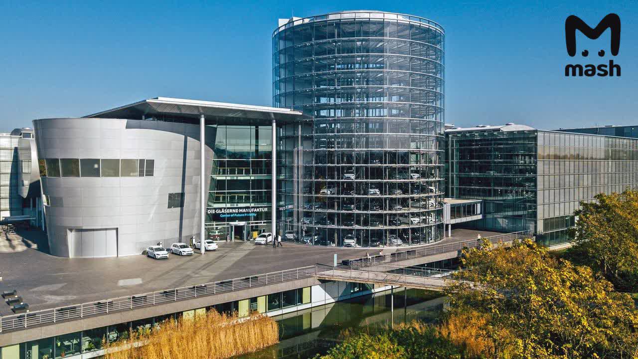 Volkswagen завтра впервые за 88 лет закроет автозавод в Германии фабрику открыли в 2002 году на пике она выпускала до 200 тысяч машин в год Предприятие в Дрездене закроют в рамках программы сокращения 35к сотрудников Причины увольнений экономический и энергетический кризис Германия осталась без дешёвых ресурсов потеряла конкурентоспособность и получила доппошлины США Также спрос на электрокары оказался ниже ожиданий и не оправдал вложения в их разработку Параллельно концерну приходится тратить допсредства на модернизацию ДВС Из за этого бюджет на ближайшие годы уже урезали на миллиарды евро Всё это последствия санкций против России Подписывайся на Mash
