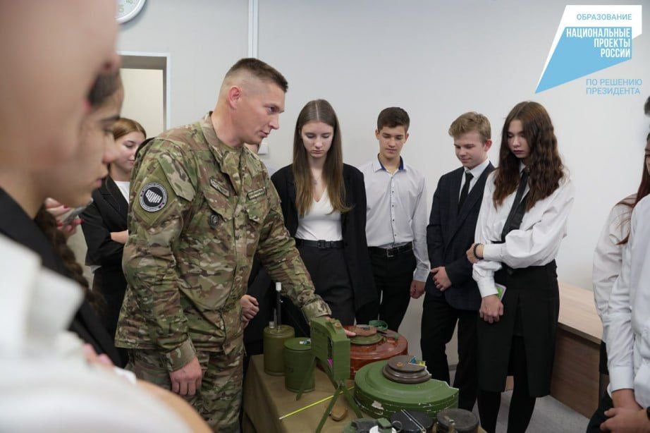 Более 30 тыс. школьников Хабаровского края познакомились с миром профессий в этом году  В регионе подвели итоги федерального проекта «Билет в будущее» в 2024 году, который реализуется по президентскому нацпроекту «Образование».    Более 300 профпроб прошли в 17 образовательных учреждениях. Это детские технопарки «Кванториум» Хабаровска и Комсомольска-на-Амуре, колледжи и техникумы, ХКИРО, а также ТОГУ и АмГПГУ.   В число партнеров проекта вошли 85 работодателей. Экскурсии для школьников провели Международный аэропорт Хабаровска, Детская железная дорога, КнААЗ им. Ю.А. Гагарина, Корфовский каменный карьер, ООО «Амурсталь», АО «ДГК» и т.д.     Кроме того, в школах края продолжается курс внеурочной деятельности «Россия – мои горизонты».