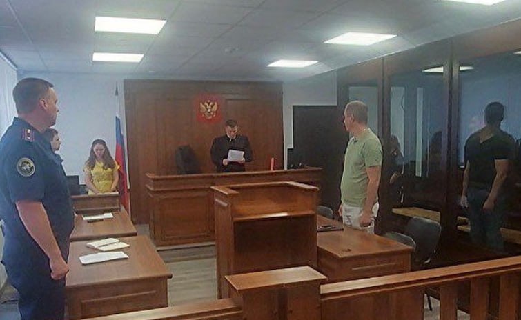 Под арест домой  Обвиняемого в получении взятки сотрудника ИжГЭТ отправили под домашний арест. По данным следствия, мужчина получил от подчиненного более 150 тыс. руб. за совершение в его пользу «действий, входящих в служебные полномочия, а также за общее покровительство и попустительство по службе».  Фото: Объединенная пресс-служба судов Удмуртии    #Удмуртия #Ижевск