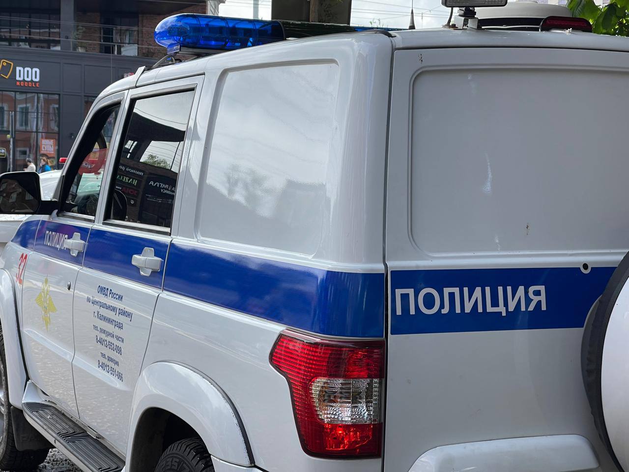 Пенсионерка перевела почти два миллиона рублей на «безопасный счёт» и больше их не видела Как рассказали в полиции, мошенники действовали по стандартной схеме. Женщине якобы позвонили из банка и силовых структур, сказали, что на её имя пытаются взять кредит, и предложили перевести деньги на «безопасный счёт». Реквизиты ей «любезно» предоставили. Потерпевшая перевела 1 845 000 рублей из личных средств. Когда поняла, что её обманули, обратилась в полицию: — Звонок из «службы безопасности банка» — это стандартная уловка мошенников. Не поддавайтесь на провокации аферистов. Лично перезвоните в банк или обратитесь в полицию и ни в коем случае не выполняйте никаких манипуляций со своими счетами под диктовку неизвестных, кем бы они ни представлялись, — напомнили в ведомстве. КАСКАД Прислать новоcть