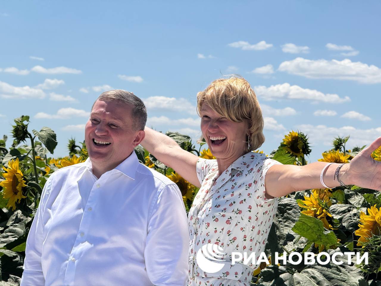 Минсельхоз сохраняет прогноз по урожаю зерна в России в 2025 году порядка 135 млн тонн, включая 90 млн тонн пшеницы. Даже учитывая засуху в Ростовской области. Уборочную кампанию затормаживают погодные условия, особенно дожди в центральной части страны, отметила глава Минсельхоза Оксана Лут. "Но надеемся, что погода изменится. Мы всегда на это надеемся". В Волгоградской области, чей губернатор на фото вместе с министром, погода уже хорошая. Уборочная началась, урожай зерна ожидается больше прошлогоднего, рассказала Лут. : экономика / Все наши каналы