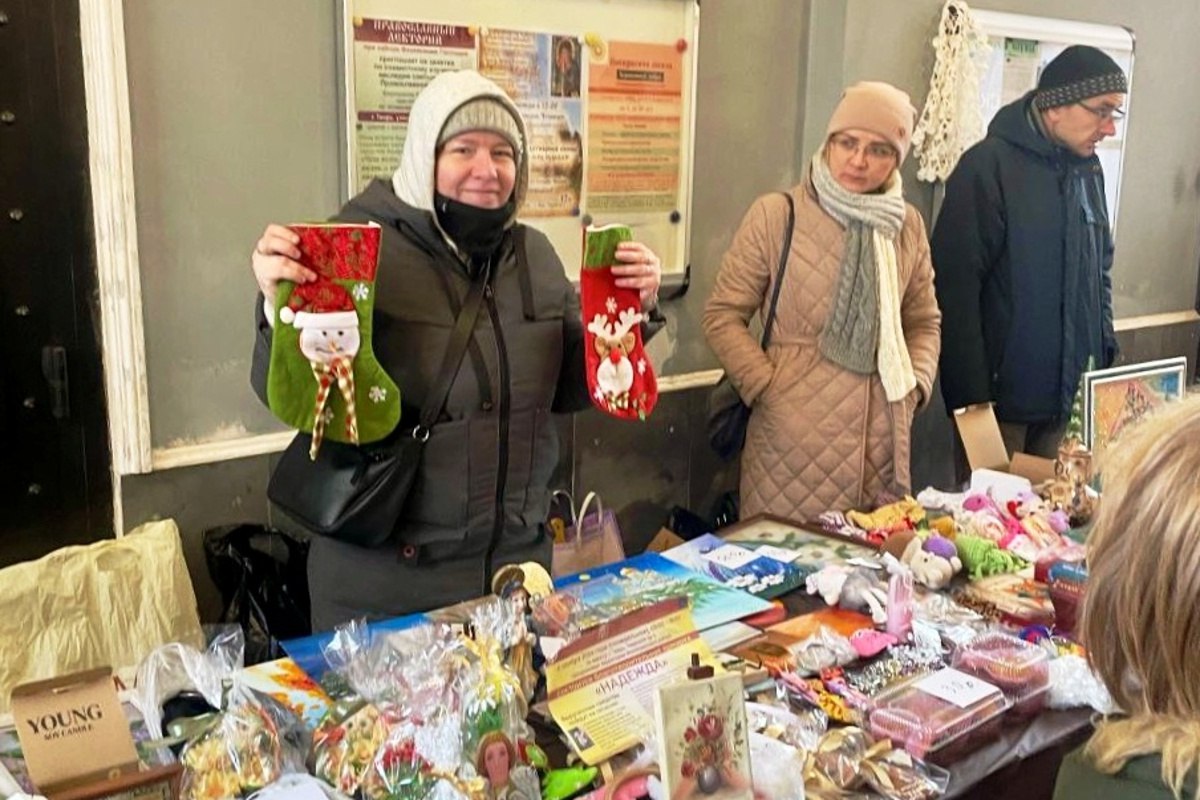 В Твери собрали деньги на лечение получившей страшные ожоги 4-летней девочки  Собрано 137 тысяч 600 рублей. По благословению митрополита Тверского и Кашинского Амвросия на территории Вознесенского собора Твери была организована благотворительная ярмарка «Надежда», на которой собрали 137 тысяч 600 рублей для получившей ожоги третьей степени 4-летней девочки. «Девочка воспитывается в многодетной семье, где отец является инвалидом второй группы и…  #благотворительность