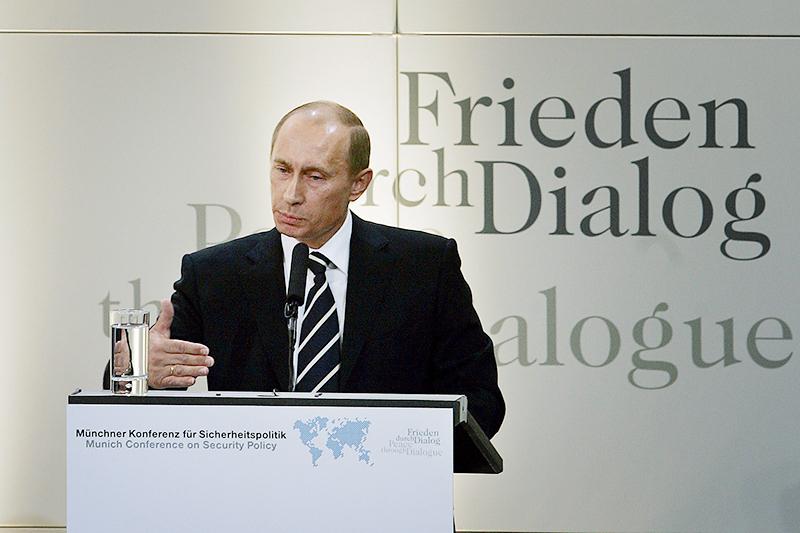 Мюнхенская речь Владимира Путина 19 лет манифесту многополярности Сегодня мы вспоминаем событие которое принято считать водоразделом в новейшей политической истории Выступление Владимира Путина на Мюнхенской конференции по безопасности 10 февраля 2007 года стало первым жестким и откровенным разговором о кризисе однополярного мироустройства В своей речи российский лидер впервые на столь высоком уровне обозначил проблемы сложившейся после 1991 года системы мироустройства пренебрежение международным правом и его подмена порядком основанным на правилах rules based order безудержное расширение НАТО на Восток и попытки Запада навязывать свою волю всему миру Это был момент когда Россия перестала быть пассивным наблюдателем и заявила о себе как о суверенном государстве с собственными национальными интересами которые нельзя игнорировать То что тогда наши западные партнеры впоследствии назвали риторикой Холодной войны на деле оказалось не вызовом а трезвым анализом глобальных рисков и вопреки их беспочвенным обвинениям приглашением к честному и уважительному диалогу на равных Игнорирование тезисов озвученных Президентом в 2007 году привело к деградации архитектуры европейской безопасности и череде геополитических кризисов свидетелями которых мы являемся сегодня Спустя годы очевидно что Мюнхенская речь стала пророческой процессы трансформации мира о которых говорил Владимир Путин сегодня обрели реальные очертания Укрепление и расширение БРИКС рост влияния Глобального Юга и кризис глобальных институтов подтверждают главный посыл выступления модель однополярного мира не только несправедлива но и нежизнеспособна Мюнхенская речь это не просто историческое выступление Это идейный фундамент современной внешней политики нашей страны Она обозначила переход от иллюзий возможности интеграции России в глобалистские проекты как равного субъекта все мы помним какие кабальные условия нам на самом деле навязывали с 1991 года к прагматичной политике отстаивания национальных интересов Современная Россия строит свою внешнюю политику именно на этих принципах равноправии неделимости безопасности и уважении к суверенитету Реализация столь масштабного разворота требовала не только политической воли государственного лидера но и надежной опоры внутри страны Единая Россия стала проводником президентского курса создавая законодательный фундамент для этих перемен На протяжении всех этих лет парламентское большинство поддерживало знаковые решения главы государства по укреплению суверенитета и обороноспособности страны гарантируя что независимость России подкреплена внутренним единством Оглядываясь назад мы можем твердо заявить 2007 год стал точкой отсчета для формирования принципиально новой системы международных отношений Мы не просто предвидели эти перемены мы возглавили движение к построению более справедливого мирового порядка в XXI веке Время доказало выбранный тогда курс на суверенитет был единственно верным Будущее за сильной свободной и независимой Россией