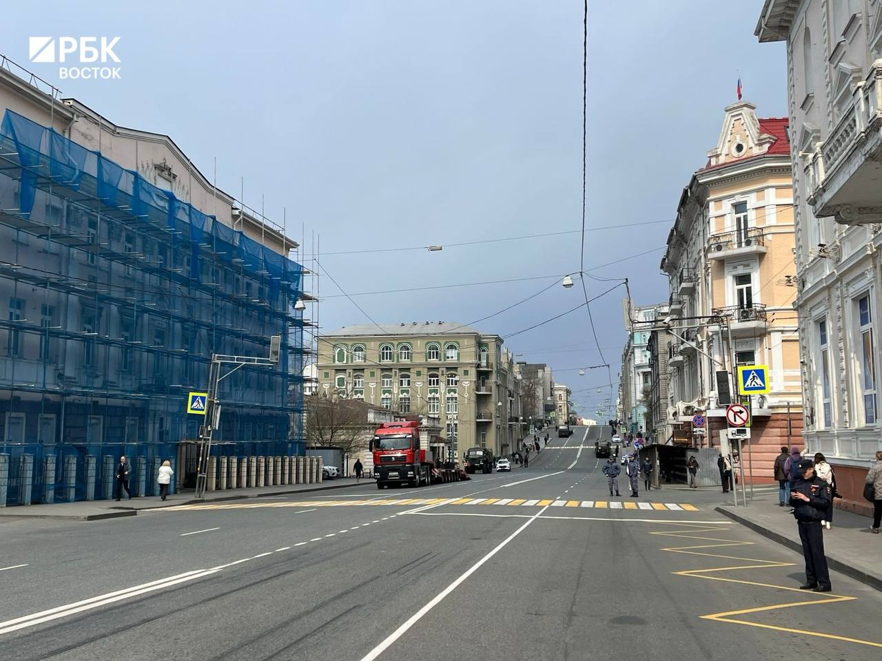 Центр Владивостока с самого утра скован пробками из-за перекрытий для репетиции парада Победы Сейчас пробки в картографических сервисах оцениваются в 7 баллов. Наиболее затруднено движение по Светланской — от Дальзавода до ДВГТУ, по Пушкинской и по Алеутской. Горожане не рискуют доезжать до работы в центр даже на общественном транспорте, который также встал в пробки — большинство идут пешком. Напомним, перекрытия продлятся ориентировочно до 13:00.