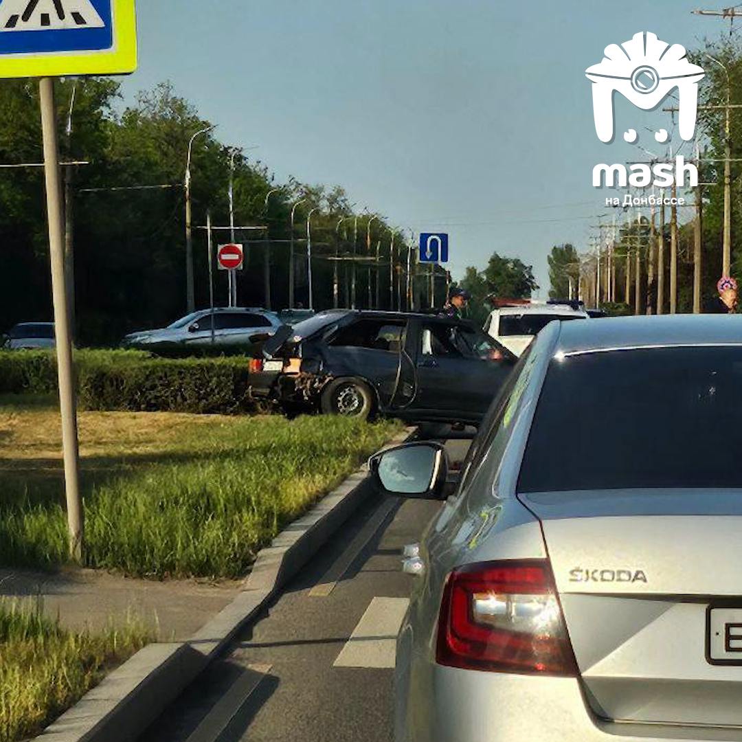 Из-за аварии на Макшоссе появилась большая пробка в Калининском районе Донецка.  Там разбилась легковушка, левая полоса перекрыта полностью. О пострадавших пока неизвестно.