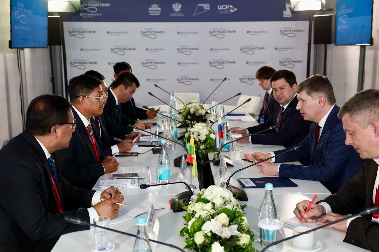 В 2024 году регион АСЕАН посетили порядка 2,5 млн путешественников из РФ. В частности, туристический обмен между Россией и Мьянмой демонстрирует уверенную динамику — в первом квартале 2025 года число поездок российских туристов в Мьянму выросло на 60% по сравнению с аналогичным периодом 2024-го. Это обсудили на встрече министра экономического развития РФ Максима Решетникова с министром гостиниц и туризма Мьянмы Чо Соу Вином в рамках МТФ «Путешествуй!». «Мьянма выделяется на фоне других стран Юго-Восточной Азии своим культурным разнообразием и самобытностью. Каждый регион здесь уникален, и в этом наши страны очень похожи. Рост турпотока — это результат активной работы мьянманской стороны на российском рынке, участия в выставках и форумах», — подчеркнул Решетников. Важным шагом для дальнейшего развития туристических связей станет заключение межправительственного соглашения о безвизовом режиме. Российская сторона уже готова к его оформлению — соответствующие поручения дал премьер-министр РФ Михаил Мишустин. Ожидается, что документ подпишут в сентябре на полях Восточного экономического форума. Подробнее Фото: Минэкономразвития РФ