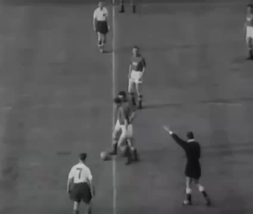 Никита Симонян забивает первый гол сборной СССР на чемпионате мира 1958 года