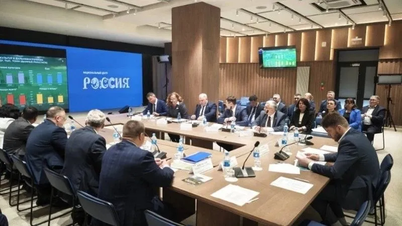 Сахалин лидирует по подготовке к посевной 2026 года на Дальнем Востоке Заместитель федерального министра сельского хозяйства Андрей Разин провел во Владивостоке совещание с представителями регионов ДФО Основной темой обсуждения стала подготовка к весенне полевым работам Андрей Разин особенно выделил достижения Сахалинской области Он отметил что Сахалин лидер по выращиванию овощей в защищенном грунте и единственный в ДФО круглогодичный производитель цветов в теплицах Несмотря на три года сложной погоды в области отмечена высокая урожайность картофеля  Подробнее читайте на нашем сайте   Подписаться на нас Telegram I MAX Прислать нам новость Sakhonlinebot