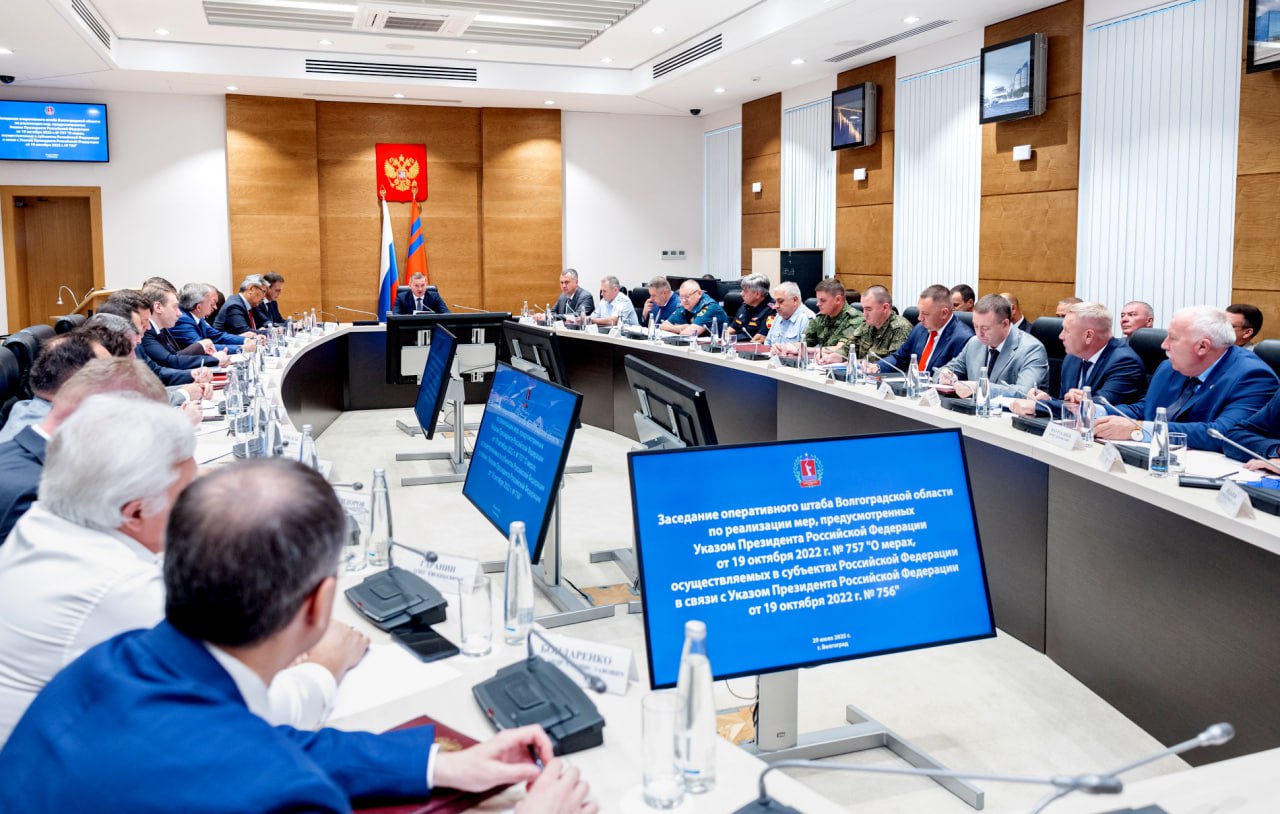 Начальник Главка МВД принял участие в заседании Оперативного штаба Волгоградской области по обеспечению комплексной безопасности 29 июля в Волгоградской области под председательством губернатора региона Героя России Андрея Ивановича Бочарова состоялось заседание оперативного штаба по обеспечению комплексной безопасности. В совещании принял участие начальник ГУ МВД России по Волгоградской области генерал-майор полиции Дмитрий Свинов, руководители правоохранительных, силовых, надзорных ведомств, органов исполнительности власти, местного самоуправления, предприятий и организаций. В ходе заседания рассмотрены вопросы всестороннего содействия в решении задач специальной военной операции, обеспечения комплексной безопасности жителей и гостей региона, в том числе в местах с массовым пребыванием граждан, объектов жизнеобеспечения, транспортной и энергетической инфраструктуры Волгоградской области. По итогам заседания поставлены дополнительные задачи по обозначенным направлениям.