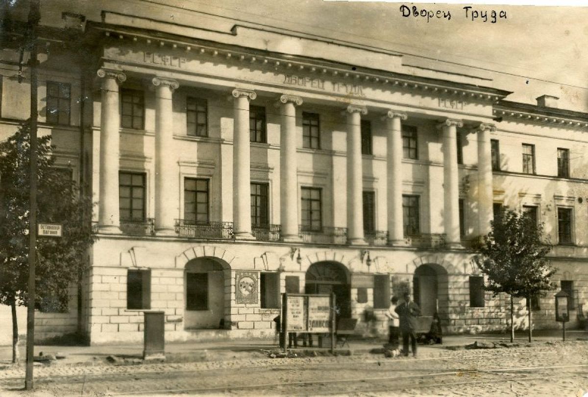 И снова. В Воронеже уже в третий раз пытаются найти подрядчика для реставрации духовной семинарии В этот раз начальная цена контракта была снижена до 59,1 млн рублей. А вот по обязанностям то же самое - победитель аукциона обязан завершить восстановление архитектурных и конструктивных элементов здания до 1 марта 2026 года. ↗ Прислать новость Подписаться