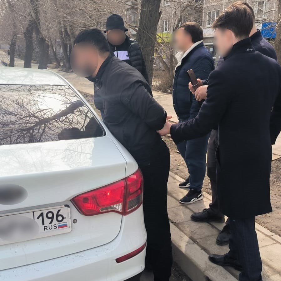 В Екатеринбурге двое бородатых предстанут перед судом по обвинению в хулиганстве с угрозой применения насилия к гражданам, с применением оружия Все произошло днём 14 апреля текущего года в многоквартирном доме по улице Маяковского, где проживала невеста одного из обвиняемых. По данным СУ СК России по Свердловской области, во дворе дома "екатеринбуржцы" на самом деле, инородцы произвели выстрелы из охолощенного и сигнального пистолетов, снаряжённых патронами светозвукового действия. "Одним из задержанных оказался местный житель по прозвищу "Джава", ранее привлекавшийся к уголовной ответственности - в 2018 году за причастность к вымогательству, а в 2022 году - за причастность к краже. Гражданин раскаялся в содеянном и заверил полицию, что такого впредь не повторится, а также принёс извинения за свой противоправный поступок", - отметил начальник пресс-службы ГУ МВД по Свердловской области Валерий Горелых. Уголовное дело направлено в суд для рассмотрения по существу.