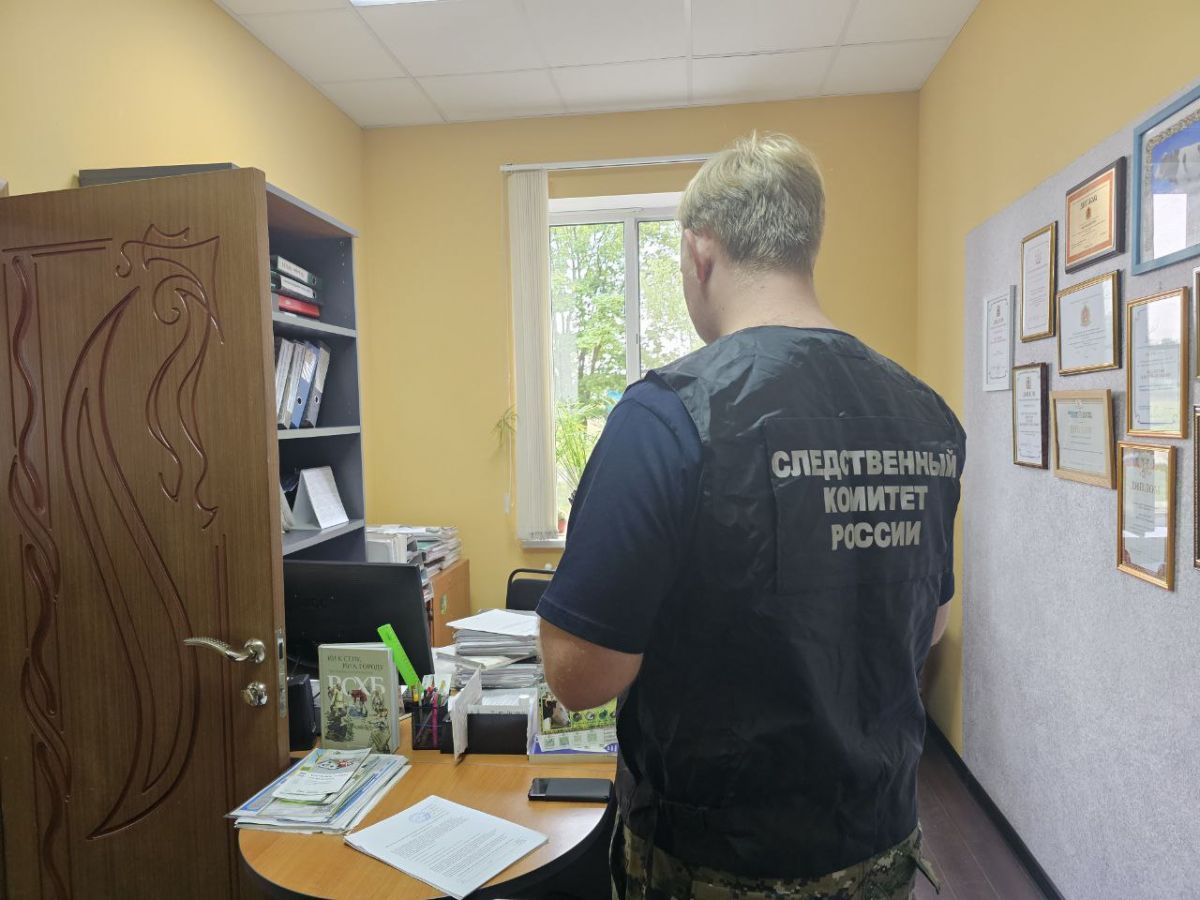 В Ковровском районе возбуждено уголовное дело после гибели работника фермы    По предварительной информации, 1 августа 2025 года работник занимался уборкой на ферме в Ковровском районе. Проходя рядом с работающим шнековым транспортером, используемым для удаления навоза, он провалился в яму, и его нога попала в незащищенный вращающийся механизм. В результате полученных травм мужчина скончался на следующий день в больнице.  ↗  Прислать новость   Подписаться
