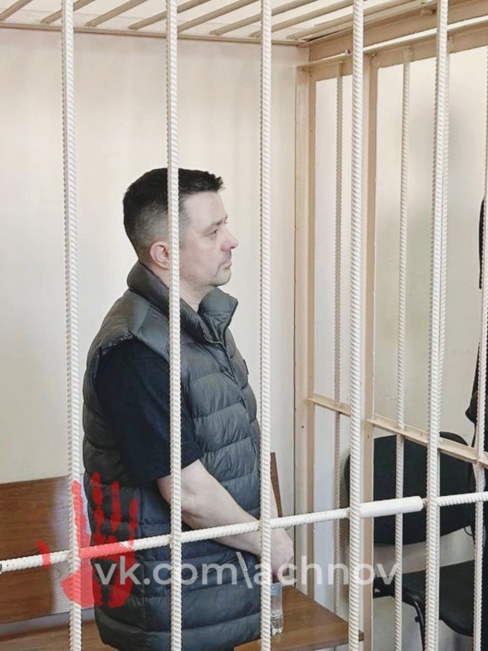 Все лето за решеткой. Суд продлили срок заключения под стражей гендиректору фонда капремонта Челябинской области Виктор Тихоненко остается в СИЗО на 3 месяца. ‼ В Центральном суде прошло закрытое заседания по делу Виктора Тихноненко. Руководителю фонда капремонта продлили меру пресечения, в СИЗО он пробудет минимум до 19 августа. Ранее Тихоненко пытался выйти из-под стражи, чтобы дождаться приговора дома. Но суд отклонил просьбу. Напомним, гендиректор фонда капремонта был задержан силовиками в конце марта. Его обвинили в превышении полномочий, следствие считает, что у него с компанией «Паритет» был сговор. Ранее: vk.com/wall-57604288_2191953