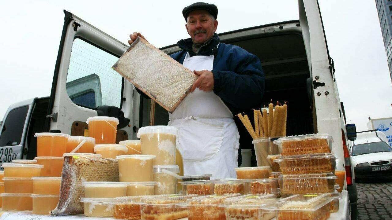В России возможны перебои с поставками и дефицит мёда В Руспродсоюз отмечают что закупочные цены на все виды продукта с сентября выросли на 30 50 и не останавливаются Ранние сорта каштановый акациевый на рынке закончились значительно раньше обычного Гречишный тоже не доживёт до весны Основными причинами подорожания и нехватки специалисты называют неурожай и погодные аномалии в медоносных регионах засуха в одних регионах избыток осадков в других и другие природные факторы Также производители заявили что рост цен вызван увеличением производственных затрат налоговой нагрузки и повышением НДС до 22 что повышает расходы на всех этапах от упаковки до поставок в розничные сети Несмотря на попытки скорректировать отпускные цены с учётом расчётов себестоимости торговые сети отказываются принимать изменения вынуждая производителей останавливать поставки продукции по убыточным ценам