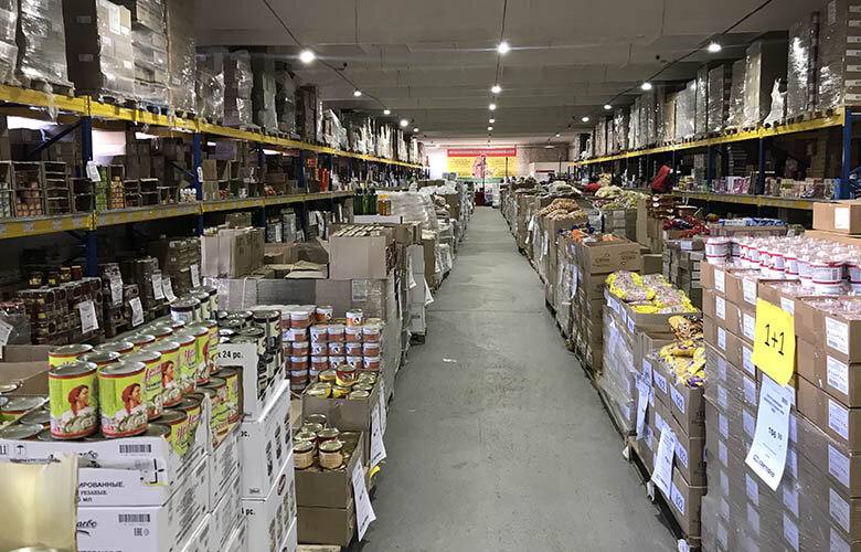 В регионе в магазинах сети «Светофор» была обнаружена более 5 тонн опасных продуктов  В ходе рейдов, прошедших в июне в 37 торговых точках, были зафиксированы значительные нарушения. Специалисты обнаружили продукцию с истекшими сроками годности, а также товары без ветеринарных сопроводительных документов и обязательной маркировки, содержащей информацию о производителе, условиях хранения и дате изготовления.    В результате проверок были взяты пробы молочных и мясных продуктов, которые также показали несоответствие по качеству и безопасности. С продажи сняли 588 кг мясной и рыбной продукции, а также 1710 яиц.    Эти действия направлены на защиту потребителей и обеспечение безопасного ассортимента продуктов в торговых точках региона.  Инцидент Воронеж  Хотите чем-то поделиться? Присылайте фото и видео в наш бот-предложку. Лучшее опубликуем!