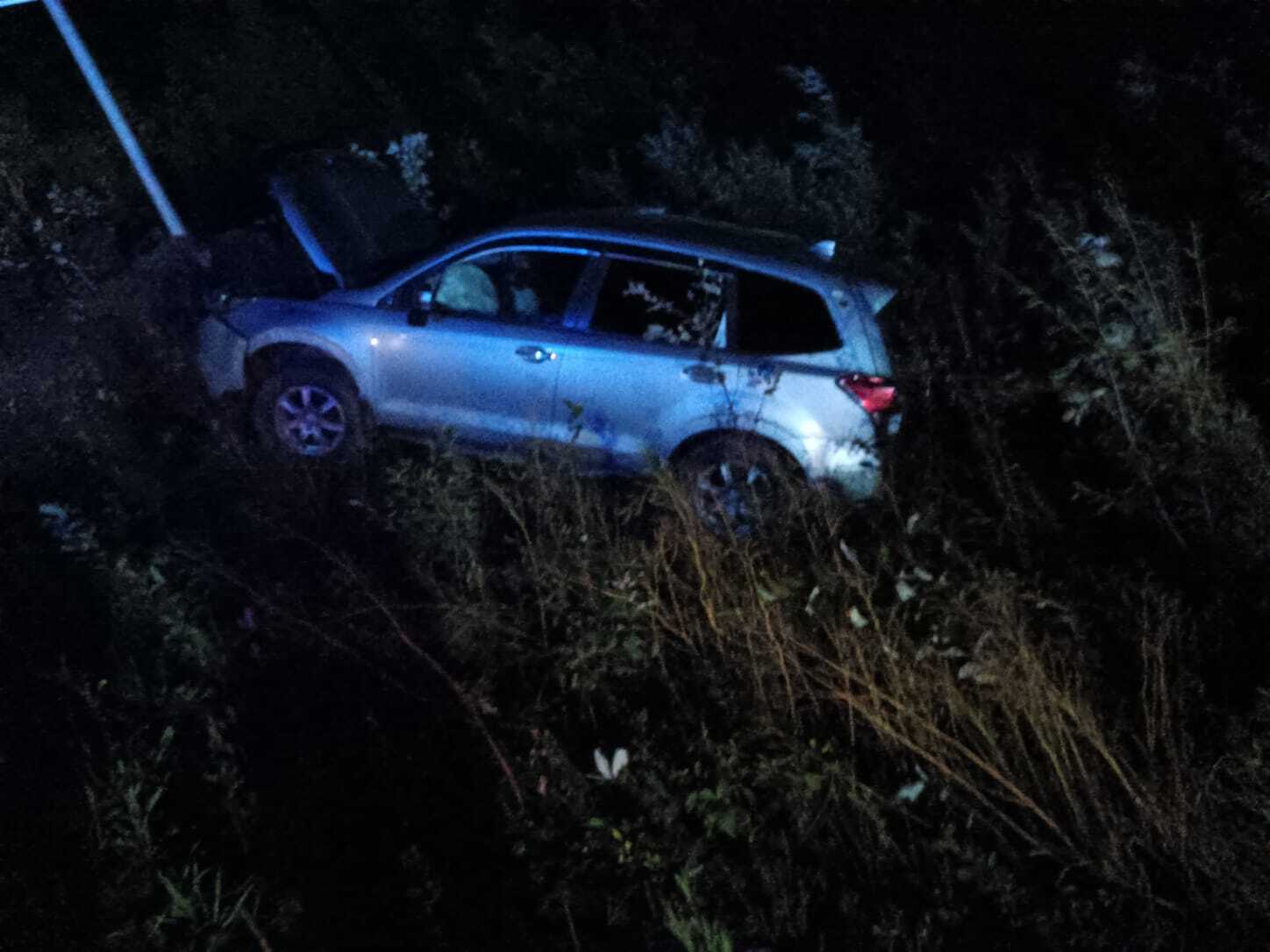В Тымовском автомобиль съехал с дороги  3 августа на 500-м км. автодороги Южно-Сахалинс-Оха произошло   с участием легкового автомобиля Subaru. Водитель транспортного средства не справился с управлением и съехал с трассы. В машине находилось три человека, никто не пострадал.  В 23:51 о дорожном происшествии стало известно диспетчеру Тымовского пожарно-спасательного отряда, в 23:56 на место прибыл личный состав  пожарно-спасательной части № 41 пгт.Тымовское.  Было задействовано 5 человек личного состава и 1 единица техники.   ‍ Работники пожарно-спасательной службы осмотрели место происшествия и сам автомобиль. Выключив АКБ во избежание короткого замыкания, и убедившись, что никакой опасности для окружающих техника больше не представляет, пожарные проследовали в подразделение.