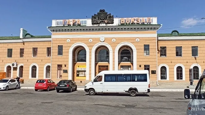 В Приднестровье на 17 подорожают междугородние перевозки Цена за один пассажиро километр вырастет с 0 75 до 0 88 руб с 70 до 82 банов Решение о повышении стоимости проезда на междугородних и пригородных маршрутах принято администрацией Левобережья Больше других подорожают дальние поездки Тирасполь Каменка 150 руб около 140 6 леев вместо 127 85 руб около 119 8 леев разница более 22 руб около 20 8 леев Тирасполь Днестровск 36 65 руб около 34 4 леев вместо 31 25 руб около 29 3 леев наценка около 5 4 руб около 5 1 лея Местные власти объясняют решение ростом цен на топливо более чем на 30 инфляцией и повышением минимальной зарплаты Подпишись на primulinmd