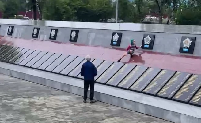 В Артёме Приморского края полиция установила обстоятельства инцидента на мемориале В ходе мониторинга социальных сетей сотрудниками полиции выявлена публикация о том, что на мемориале воинам, погибшим в годы Великой Отечественной войны, несовершеннолетний ходит по плитам, на которых высечены фамилии погибших артемовцев. Полицейские установили личность участника инцидента. Им оказался 7-летний местный житель. В отношении законного представителя ребенка составлен административный протокол по части 1 статьи 5.35 КоАП РФ "Ненадлежащее исполнение обязанностей по воспитанию несовершеннолетнего". С мальчиком инспектором по делам несовершеннолетних проведена профилактическая беседа о недопустимости подобного поведения. Полицейские призывают родителей уделять больше внимания организации досуга несовершеннолетних. Внимательно относитесь к своим детям независимо от возраста, больше времени проводите со своими детьми, по- максимуму заполняйте свободное время несовершеннолетних посещением кружков, секций по интересам с целью реализации возможностей и развития зоны успешности. Каждый ребенок должен понимать, что совершаемые им противоправные деяния могут привести к тяжелым и трудно поправимым последствиям. Разъясните своим детям, что с 14 лет они несут не только административную, но и уголовную ответственность за совершенные правонарушения и преступления. Помните, что вы являетесь для них примером, образцом для подражания, и то, как сложится жизнь ребенка, во многом зависит именно от Вас.