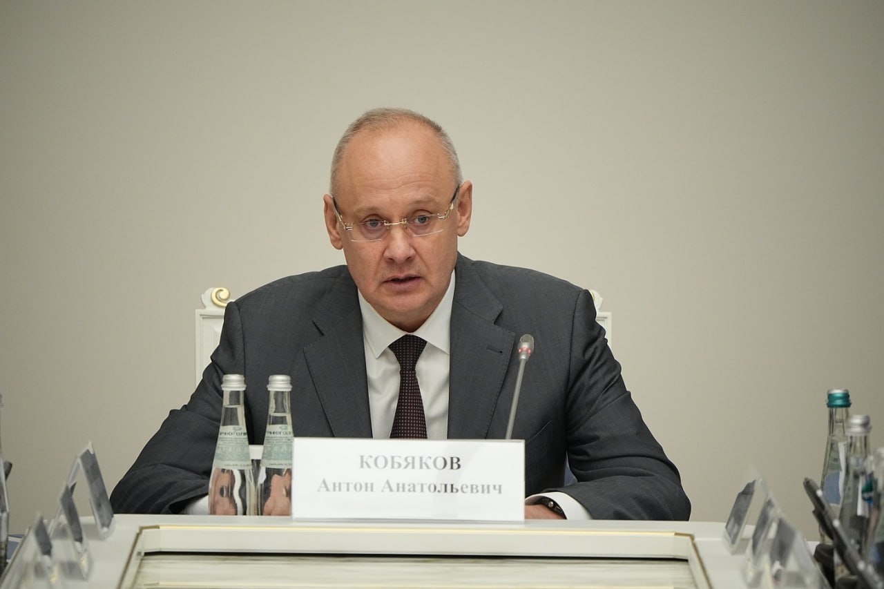 2   МИД РФ будет способствовать упрощению процедуры получения российских виз для участников ПМЭФ чтобы усилить международное присутствие Об этом стало известно на заседании оргкомитета форума На нем рассмотрели   ключевые вопросы подготовки ПМЭФ 2026  структуру деловой программы форума  приоритетные направления его развития с учетом актуальной международной и экономической повестки Формирование повестки ПМЭФ 2026 происходит в условиях глубоких изменений в мировой экономике Сегодня мы наблюдаем трансформацию устоявшихся механизмов международного взаимодействия и возрастающий запрос на новые форматы сотрудничества отметил советник президента России Антон Кобяков Особое внимание было уделено вопросам формирования гуманитарной и молодежной составляющих форума а также развитию кадрового потенциала и поддержке инициатив ориентированных на будущее страны Как сообщил вице губернатор Санкт Петербурга Валерий Москаленко городские службы в дни форума будут работать в круглосуточном режиме а также информировать жителей и бизнес о возможных изменениях в период проведения мероприятий ПМЭФ 2026 состоится 3 6 июня в Санкт Петербурге Подробнее roscongress