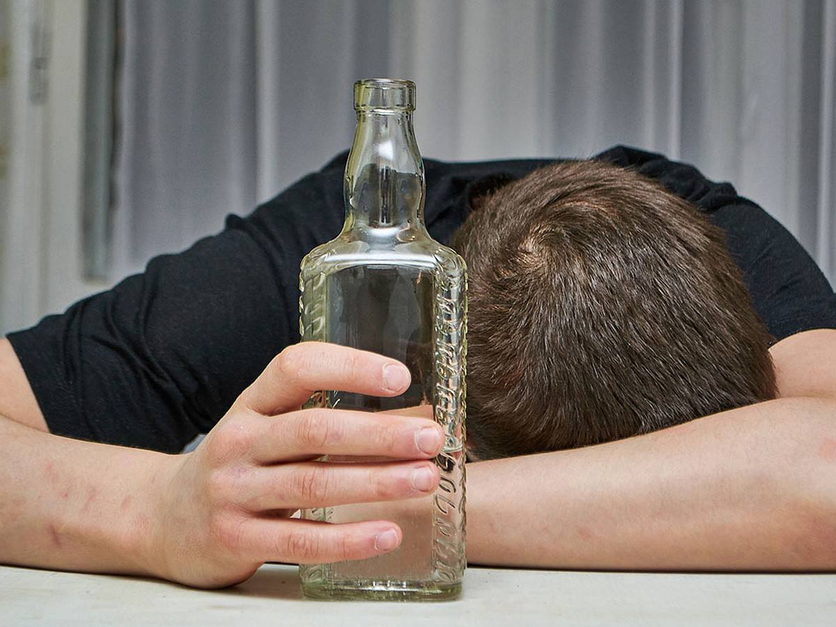 Врачи назвали смертельную дозу алкоголя для россиянина По данным медиков для мужчины весом 70 80 кг смертельной может стать доза в 0 7 1 2 литра крепкого алкоголя выпитого за несколько часов Для женщины весом 50 60 кг опасная доза составляет 0 4 0 7 литра Специалисты отмечают что летальный исход возможен и от меньшего количества спиртного Всё зависит от индивидуальных особенностей генетики массы тела и состояния здоровья Записки Феликса отправь другу