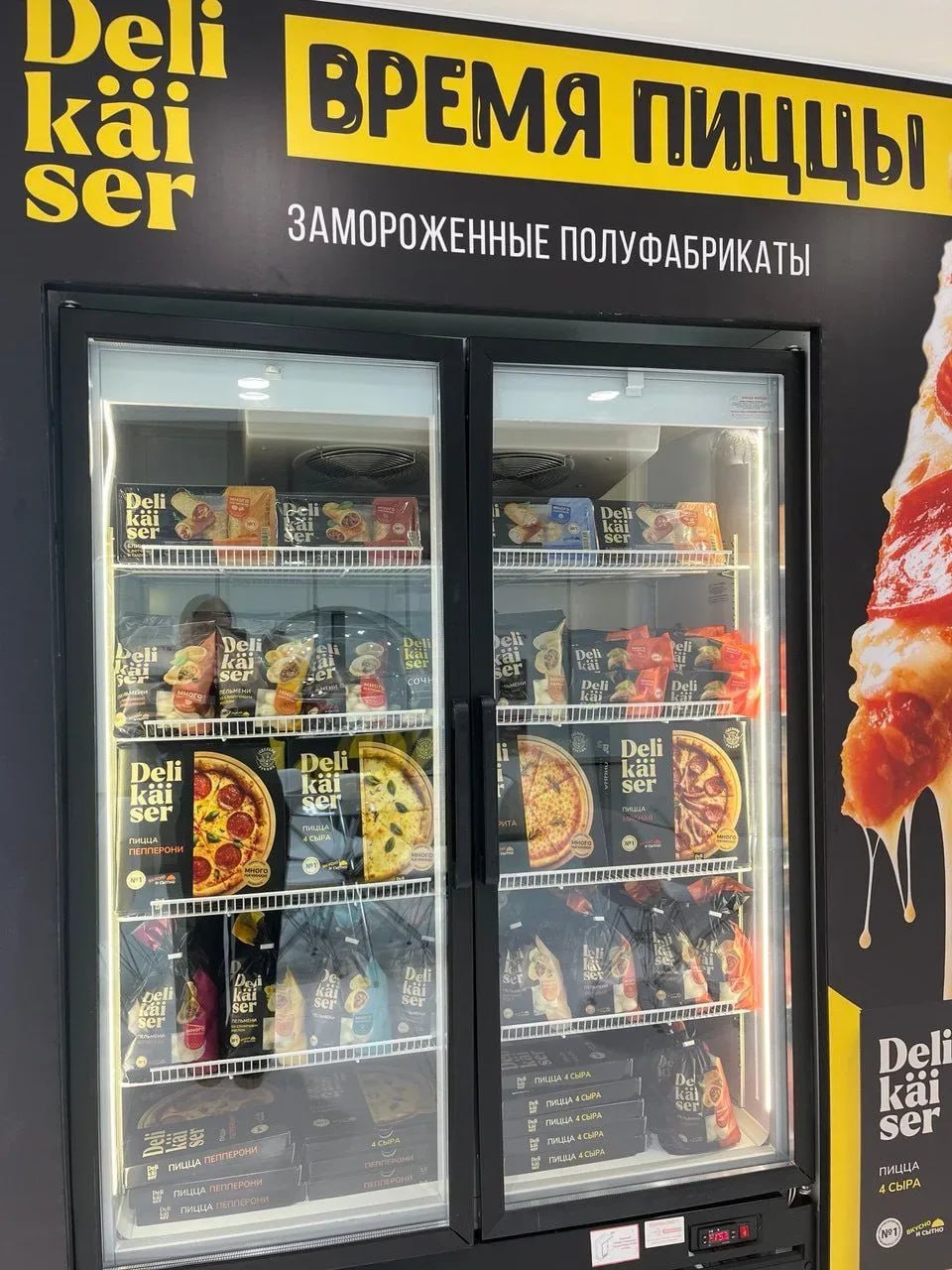 На Продэкспо 2026 точно есть на что посмотреть с 9 по 12 февраля в МВЦ Крокус Экспо ГК Талина презентует новую категорию замороженных хлебобулочных изделий В неё вошли пиццы Пепперони и 4 сыра блинчики с разнообразными начинками и чебуреки под брендом Delikaiser Параллельно представлена новая линейка томленых мясных изделий созданная по инновационной технологии вакуумного удержания сока ножка в маринаде рулька по баварски и ребра BBQ по техасски Кроме того посетители могут оценить весь актуальный ассортимент компании от классических мясных полуфабрикатов и готовой продукции до трендовых снеков Отдельным блоком представлены корма для домашних животных собственного производства На стенде гостей ждут масштабные дегустации встречи с представителями компании и возможность зафиксировать интерес к продукции одного из ведущих игроков рынка