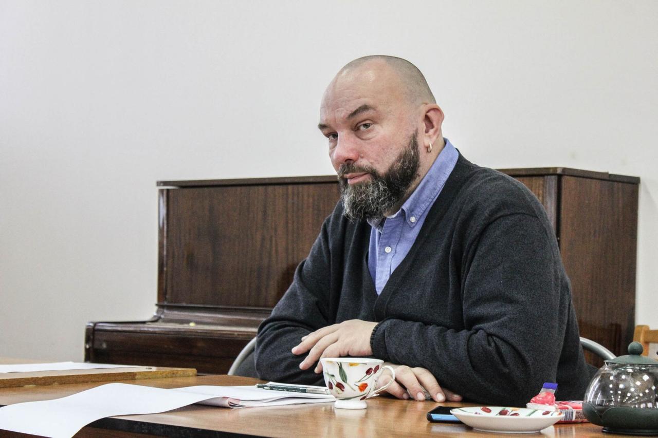 Книжный магазин «Фаланстер» оштрафовали на 80 тысяч рублей за сотрудничество с нежелательной организацией Как пишет телеграм-канал «Осторожно, новости», магазину вменили сотрудничество с Анархическим черным крестом АЧК из-за продажи двух книг белорусского писателя Игоря Олиневича. Правоохранители провели проверочную закупку — приобрели одну из книг за 152 рубля. На прошлой неделе аналогичное административное дело возбудили против петербургского магазина «Подписные издания». Директор «Фаланстера» Борис Куприянов на фото заявил, что не контролирует содержание букинистической литературы в магазине. По его словам, продавщице он не переводил денег, договор был заключен до признания АЧК нежелательной организацией, а о существовании этой ассоциации он узнал лишь во время прокурорской проверки. Самого Куприянова оштрафовали на 40 тысяч рублей АЧК признана в России нежелательной организацией