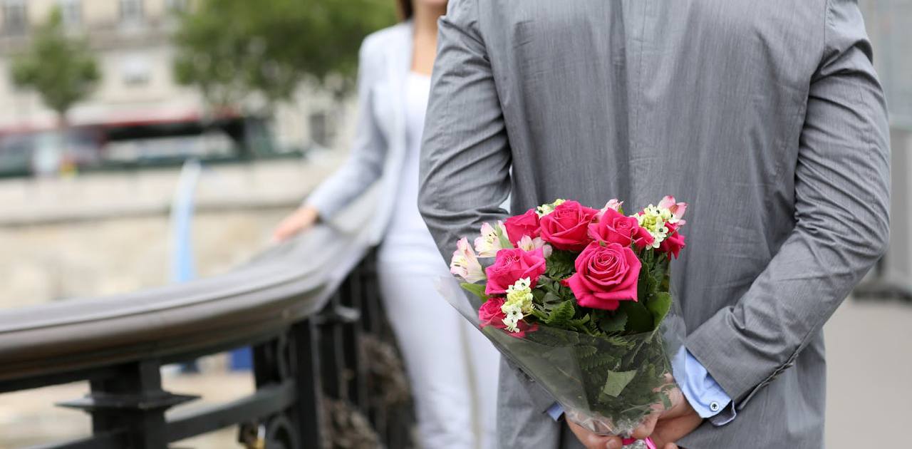 Цены на подарки к 14 февраля в России выросли По данным исследования Flowwow средний чек на букет цветов и конфеты к Дню святого Валентина в России в этом году составит около 5 472 рублей Самым дорогим подарком станут цветы с мягкой игрушкой их стоимость за год увеличилась на 7 и теперь достигает 6 528 рублей Подпишись на нас в МАХ