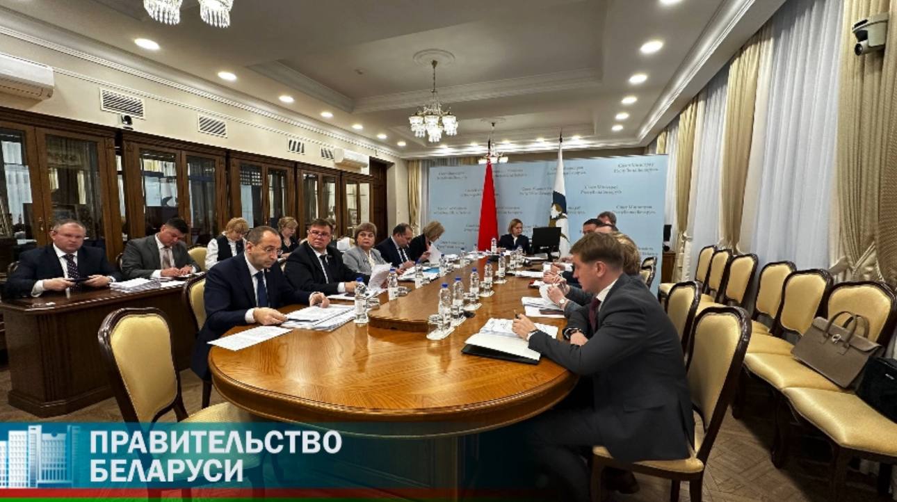 От таможенного регулирования финансового рынка макроэкономической политики до развития туризма На заседании Совета ЕЭК под председательством Натальи Петкевич рассмотрено более 20 вопросов детально обсужден план мероприятий по реализации Стратегических направлений развития евразийской экономической интеграции до 2025 года и несогласованные пункты плана мероприятий дорожной карте по реализации Декларации о дальнейшем развитии экономических процессов в рамках Евразийского экономического союза до 2030 года и на период до 2045 года Евразийский экономический путь одобрены проекты решений Высшего Евразийского экономического совета Об основных ориентирах макроэкономической политики государств членов Евразийского экономического союза на 2026 2027 годы и О подходах к гармонизации законодательства государств членов Евразийского экономического союза в сфере финансового рынка и формированию общего финансового рынка Евразийского экономического союза одобрен проект решения Высшего Евразийского экономического совета О Концепции развития туризма в рамках Евразийского экономического союза Концепция развития туризма будет способствовать развитию сотрудничества между государственными органами государств членов Союза в сфере туристических услуг способствовать углублению экономических процессов в данной сфере появлению новых маршрутов туристических путешествий и иных предложений для туристов экскурсантов а также оценке вклада туризма в экономику