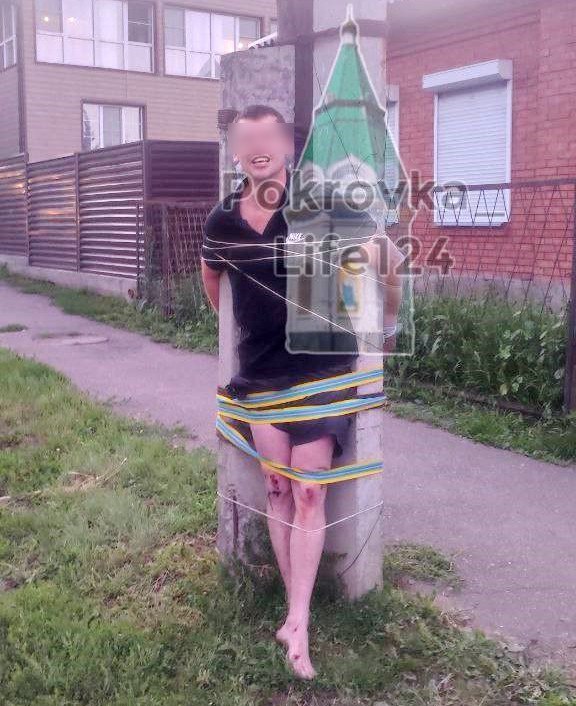 В красноярской Покровке мужчину привязали к столбу из-за подозрений в приставании к детям  Жители красноярской Покровки подозревают мужчину в приставании к маленьким девочкам. Как пишут в местном телеграм-канале, инцидент произошел 24 июля на улице Гагарина напротив дома № 17. Родители пострадавших детей 8 и 12 лет сообщили, что неизвестный хватал девочек за руки, пытался их обнять и даже поднимал на руки. Старшая из них смогла вырваться и прибежала домой в состоянии шока.  В полиции уточнили, что странное поведение мужчины заметили очевидцы. Они приняли решение на время привязать его веревкой к фонарному столбу, чтобы удержать до приезда правоохранителей.  Нарушителя доставили в отдел для разбирательства. В МВД заявляют, что по предварительной информации каких-либо преступных посягательств по отношению к несовершеннолетним мужчина не совершал. Проверка продолжается.  Newslab