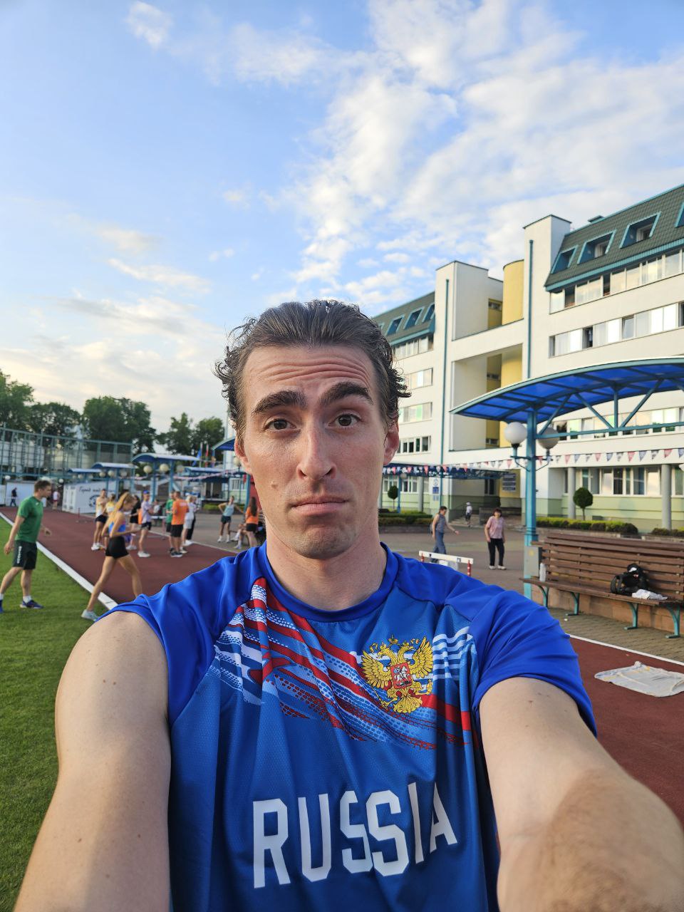 Легкоатлет Сергей Шубенков станет участником шоу Ледниковый период на Первом канале Заслуженный мастер спорта по лёгкой атлетике чемпион мира и трёхкратный чемпион Европы из Барнаула примет участие в новом сезоне популярного телепроекта Сергей Шубенков будет выступать в паре с титулованной фигуристкой Елизаветой Худайбердиевой В жюри войдут Татьяна Анатольевна Тарасова Татьяна Навка Евгения Медведева Роман Костомаров Максим Траньков Ведущие Алина Загитова и Алексей Ягудин Премьера нового сезона Ледникового периода состоится 24 января Telegram канал Shubenkov Athletics