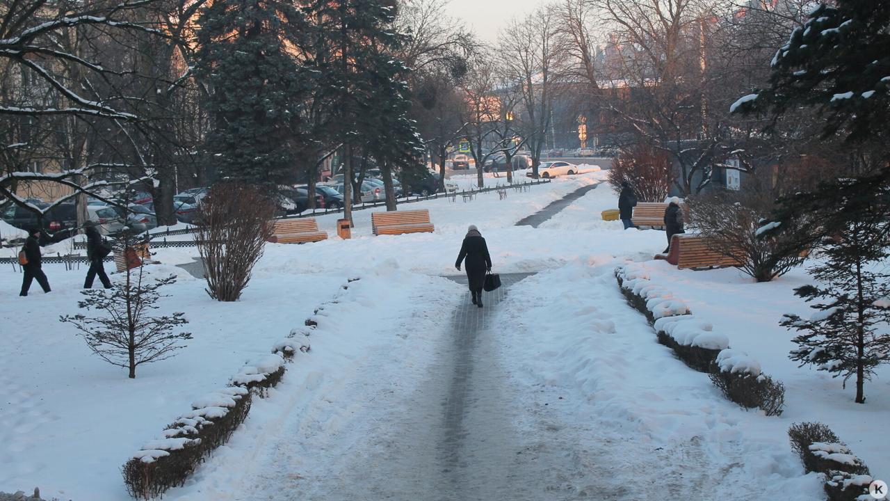 Власти Калининграда хотят поставить памятник первым переселенцам в сквере на Житомирской Администрация предлагает комплексный подход к увековечиванию памяти первых переселенцев одновременное создание памятника а также благоустройство прилегающей территории с учётом общегородского контента и пешеходной доступности Разработку концепции сквера планируется завершить до 30 апреля Она должна быть рассмотрена на Совете по культуре при губернаторе Депутат горсовета Сергей Севостьянов подчеркнул что к разработке концепции памятника необходимо подойти тщательно Он считает что это не должен быть монумент с какими то фигурами с чемоданами или исторический трамвай в виде кафе есть и такая идея Сам по себе сквер на Житомирской на мой взгляд подходит мало Его площадь небольшая рядом проходит оживлённая улица Я согласен с мнением инициативной группы калининградцев которые считают что в этом месте невозможно будет провести масштабные акции в память первых переселенцев Они предлагают для установки монумента сквер Мировые часы где будут все возможности для проведения мероприятий Моё же мнение памятник должен быть установлен в новом сквере который обещают обустроить на месте Дома Советов Это было бы самое удачное решение