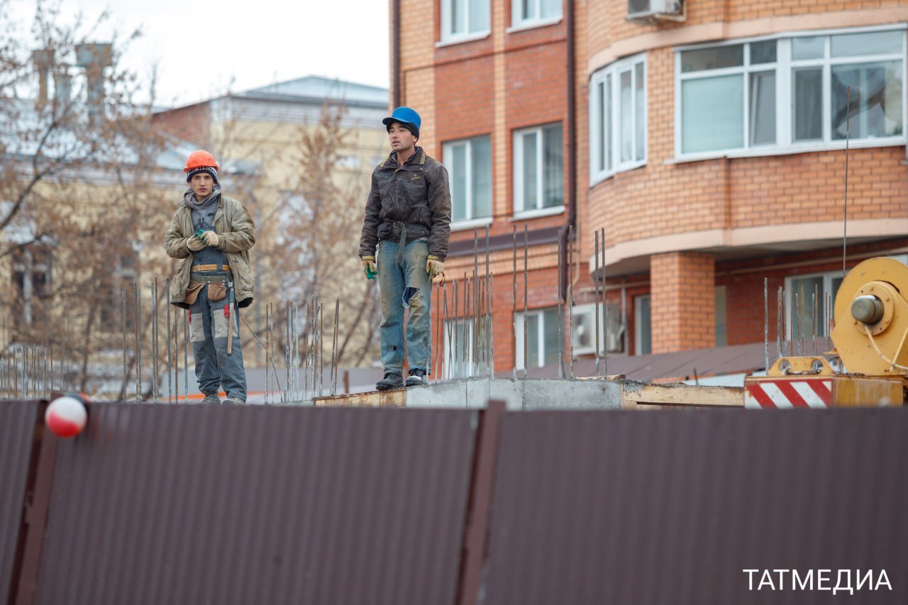 ‍ В МВД сообщили, что в Татарстане живут порядка ста тысяч мигрантов  «Из них около 75 тысяч имеют действующий миграционный учет по месту пребывания и около 22 тысяч человек проживают на основании разрешения на временное проживание или вида на жительство», – рассказал заместитель начальника Управления по вопросам миграции МВД по РТ Антон Губачев.