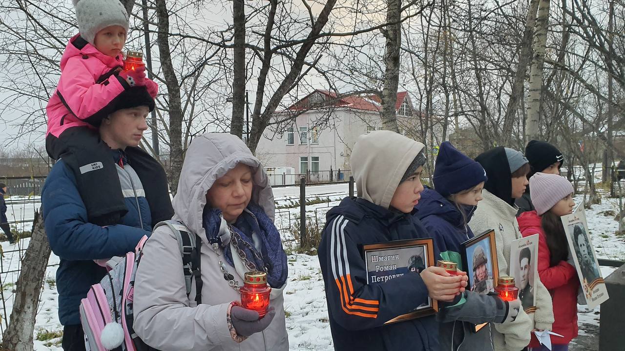 День белых журавлей отметили в Палане акцией памяти   Мероприятие прошло у памятника первому корякскому писателю Кецаю Кеккетыну. В акции приняли участие родные ветеранов ВОВ и СВО: воспитанники Центра содействия развитию семейных форм устройства «Эчган», студенты Паланского колледжа и средней школы № 1.   В ходе мероприятия председатель военно-патриотического клуба «Беркут» Андрей Ульянов рассказал об истории праздника, о народном поэте Расуле Гамзатове и о трагической истории японской девочки Садако Сасаки, ставшей одной из жертв атомной трагедии в Хиросиме.   Участники акции вспомнили погибших во всех исторических вооружённых конфликтах, в том числе, бойцов специальной военной операции. В конце мероприятия возложили к памятнику цветы и оригами - белых журавлей.  #ЗащитникиОтечества #Камчатка