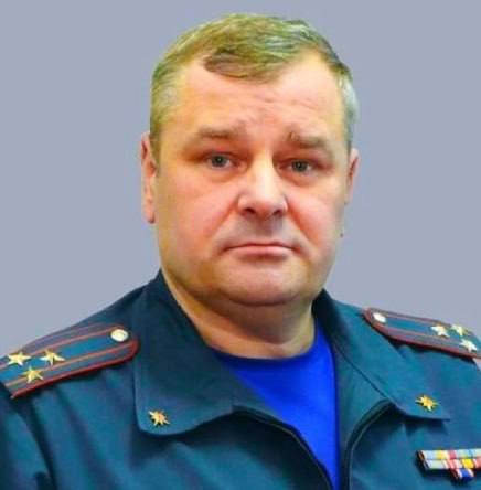 Замглавы МЧС Ленобласти отправили под домашний арест за взятку прицепом и шинами Полковника внутренней службы Сергея Платонова, заместителя начальника ГУ МЧС России по Ленинградской области, задержали по подозрению в получении взятки. По данным следствия, чиновник получил от подчинённого прицеп и комплект автомобильных шин стоимостью свыше 220 тысяч рублей. В обмен он пообещал общее покровительство по службе. Сам взяткодатель уже задержан и стал фигурантом уголовного дела. Платонову предъявлено обвинение. Суд отправил его под домашний арест. Подписаться Прислать новость