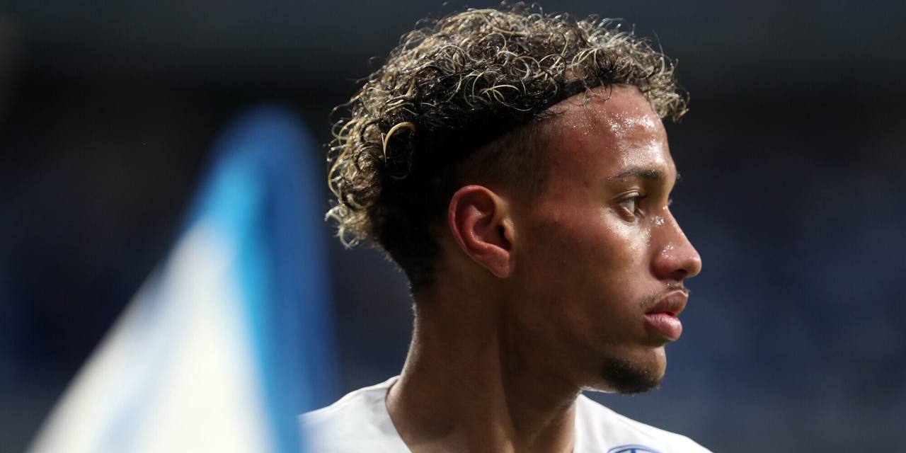 Агент Бителло проведет переговоры с Динамо об уходе бразильца представитель хавбека в январе прилетит к москвичам чтобы обсудить будущее их лидера Как и год назад Бителло активно интересуются несколько клубов Ботафого Фламенго и Крузейро Отступные по новому контракту бразильца составляют 18 млн но активируются только летом Динамо не готово отпускать своего хавбека дешевле и жестко контролирует переговоры докладывает Симплисио Немедля подписывайтесь на Карпа в Max