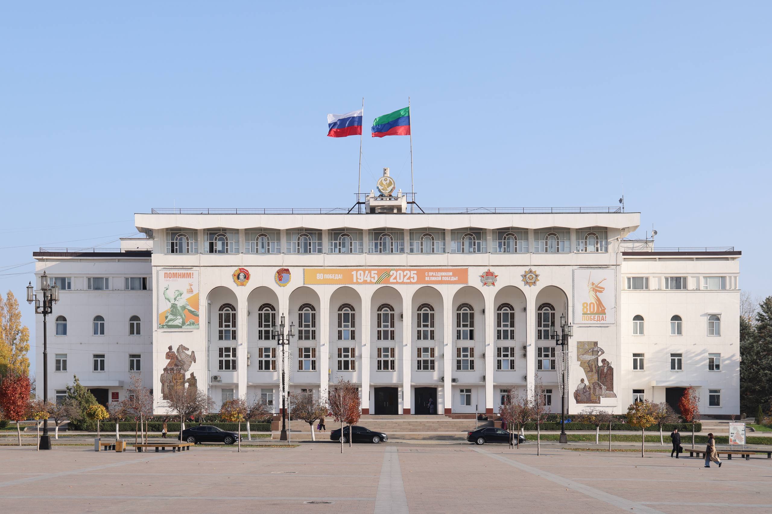 Сергей Меликов провел ежемесячное совещание по актуальным вопросам На повестке были обращения граждан информационная открытость власти итоги года обеспеченность муниципалитетов контейнерами для ТКО и другие вопросы Главное  Многоквартирный дом в Каспийске пострадавший от обломков БПЛА будет полностью восстановлен  Сергей Меликов прокомментировал последние кадровые назначения  Новые дороги прорывные инвестпроекты рост доходов бюджета и программа развития Доблесть гор глава Дагестана подвёл промежуточные итоги 2025 года  В Дагестане отмечается значительное уменьшение обращений граждан по тематике ЖКХ  Насколько информационно открыты депутаты руководители органов власти и муниципалитетов  Место для обустройства контейнерных площадок необходимо выбирать с учётом удобства для жителей Сергей Меликов  Здоровье детей главный приоритет в Дагестане проводятся мероприятия для защиты от полиомиелита  Сергей Меликов поручил провести полную инвентаризацию выделяемого под торговлю имущества в муниципалитетах  Договоры о предоставлении земельных участков для реализации масштабных инвестпроектов будут расторгаться при невыполнении обязательств  По следам прямой линии для детей проведут экскурсии по Дому Правительства и мэрии Махачкалы