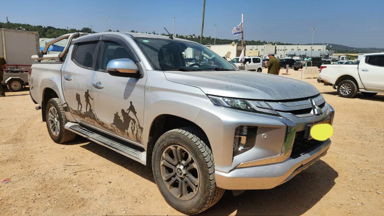 Израильские военные забрали автомобиль Mitsubishi у жены Макаревича Эйнат Кляйн в рамках мобилизации. Об этом она сама сообщила в соцсетях. По её словам, автомобиль забрали для военных нужд по экстренной повестке. Физическое лицо, выполняющее функции иноагента.
